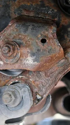 Skorodowane mocowanie tylnego zawieszenia BMW serii 1 E87