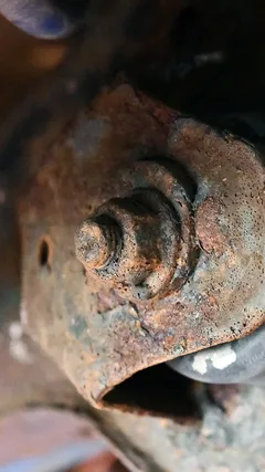 Uszkodzone przez korozję gniazdo śruby w BMW serii 1 E87
