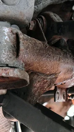Silnie skorodowane połączenie tylnej belki BMW serii 1 E87