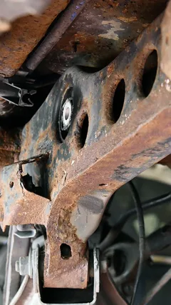 Spód BMW serii 1 E87 z widoczną korozją mocowania tylnej osi
