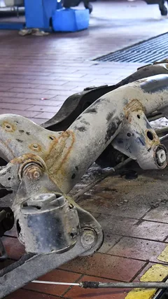 Zdemontowany zespół tylnej osi BMW serii 1 E87 na posadzce warsztatu