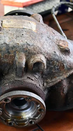 Zdemontowany dyferencjał BMW serii 1 E87 w warsztacie MOTOER
