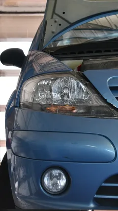 Niebieski Citroen C3 pierwszej generacji na podnośniku