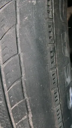 Mocno zużyta wewnętrzna krawędź opony Citroena C3