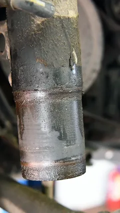 Dolna część kolumny zawieszenia Citroena C3 po zdjęciu zwrotnicy