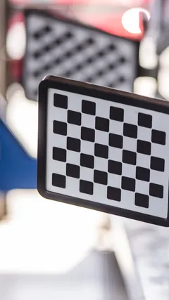 Tarcza pomiarowa geometrii na stanowisku przy Volkswagenie Passacie B8