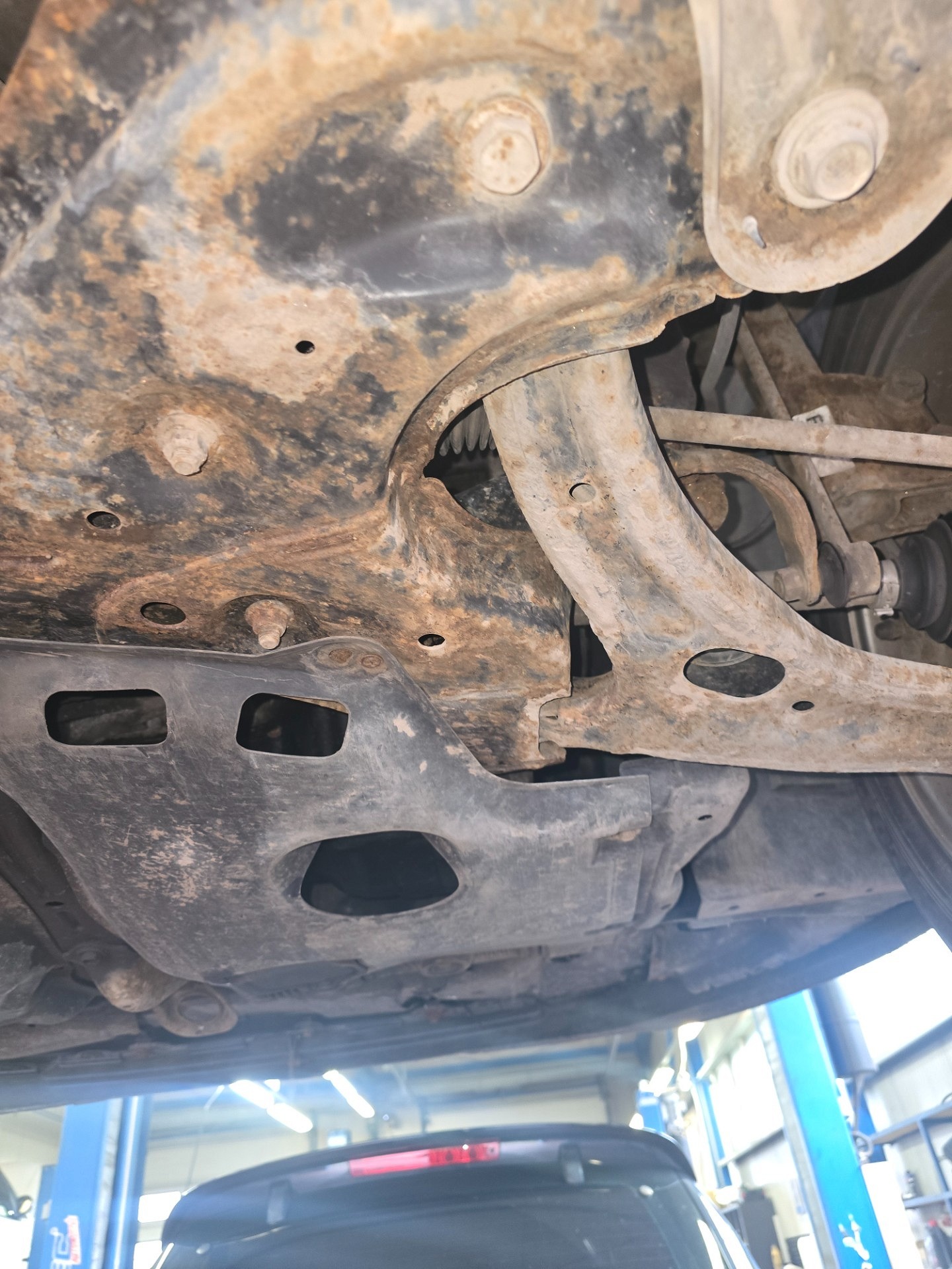 Przednia oś: zawieszenie - TOYOTA AVENSIS