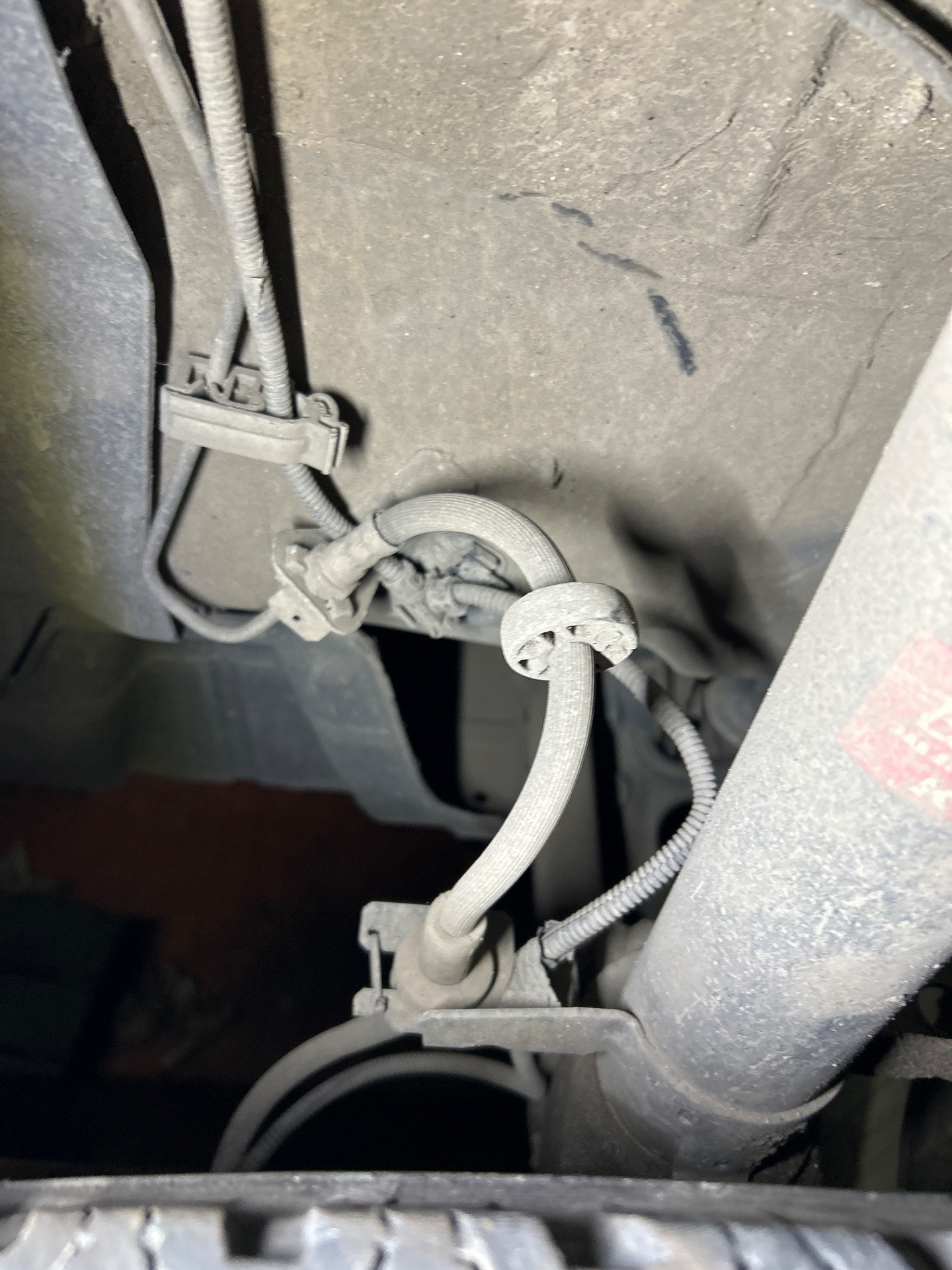 Przednia oś: stan przewodów hamulcowych - PEUGEOT BOXER Furgon