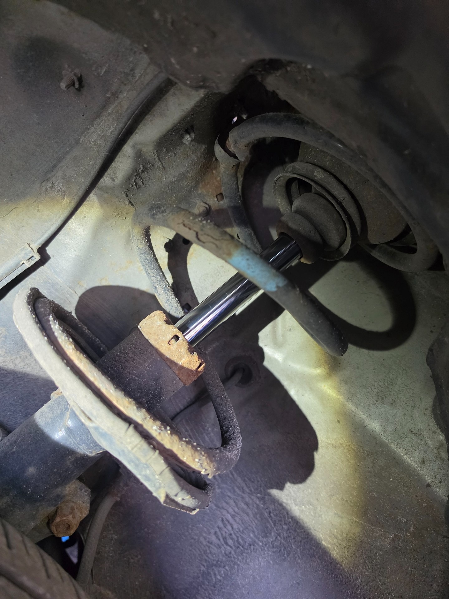 Stan sprężyn na przedniej osi - TOYOTA COROLLA Verso