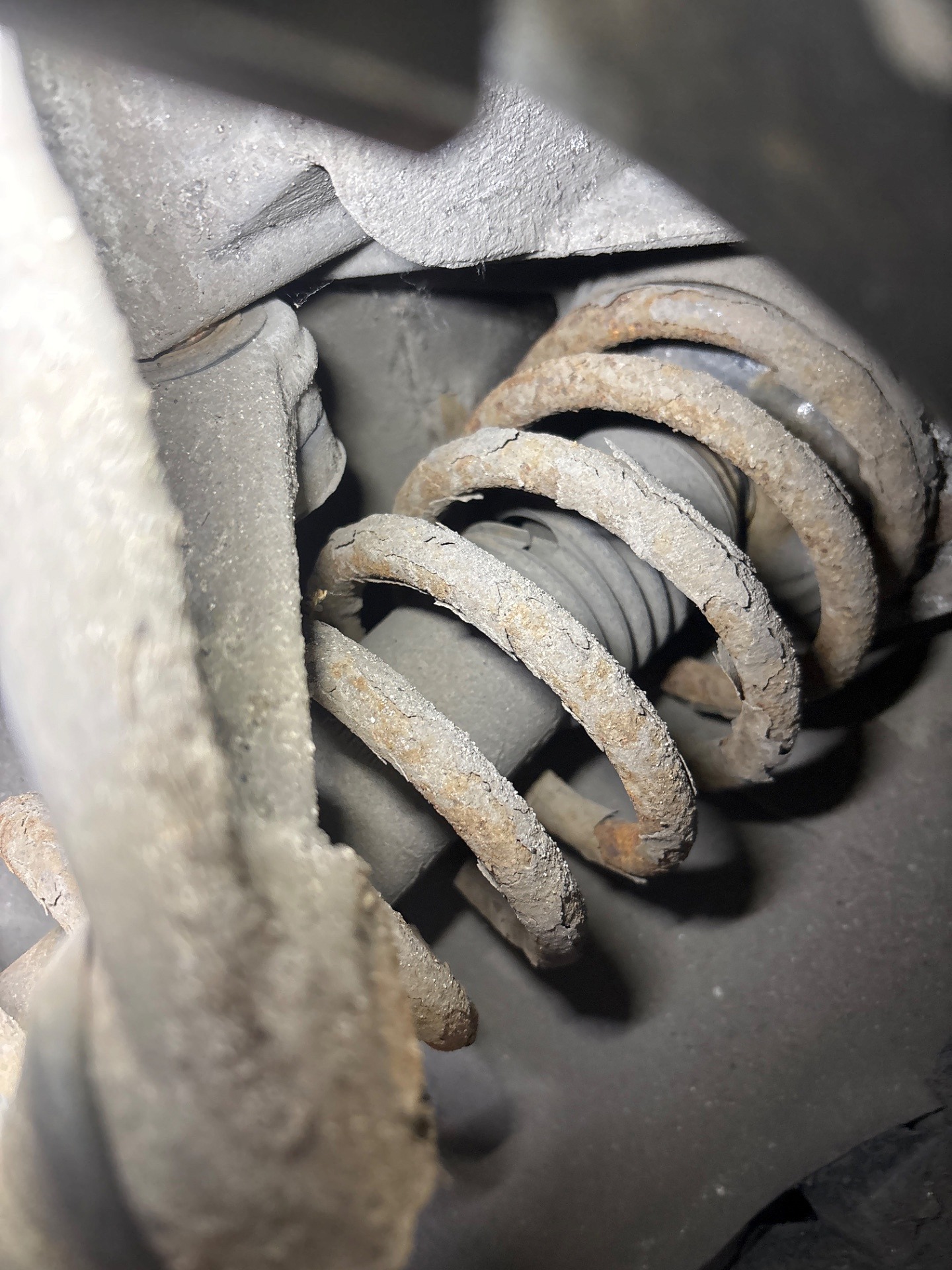Stan odbojów i osłon przedniej osi - ALFA ROMEO 147